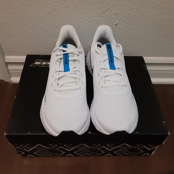 Nike - Picture 2 of 4